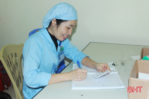 Nghe nữ hộ lý bệnh viện ở Hà Tĩnh kể chuyện nghề