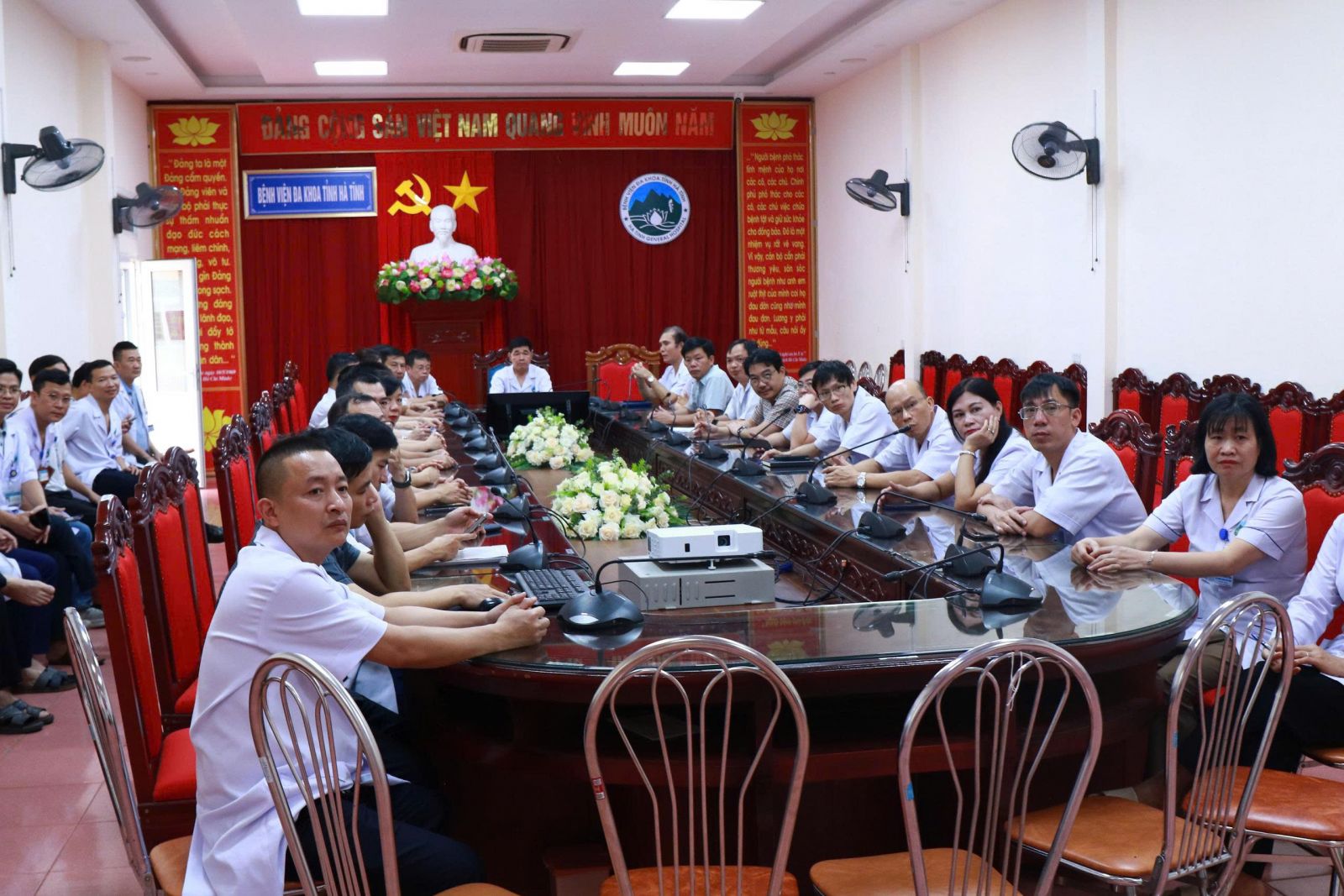 Tại xã Thạch Hà, hội nghị được kết nối trực tuyến đến điểm cầu các thôn. Trong ảnh: đại biểu thôn Tân Thượng tiếp thu chỉ đạo của đồng chí Phó Bí thư Thường trực Tỉnh ủy. bqbht_br_bqbht-br-6.png