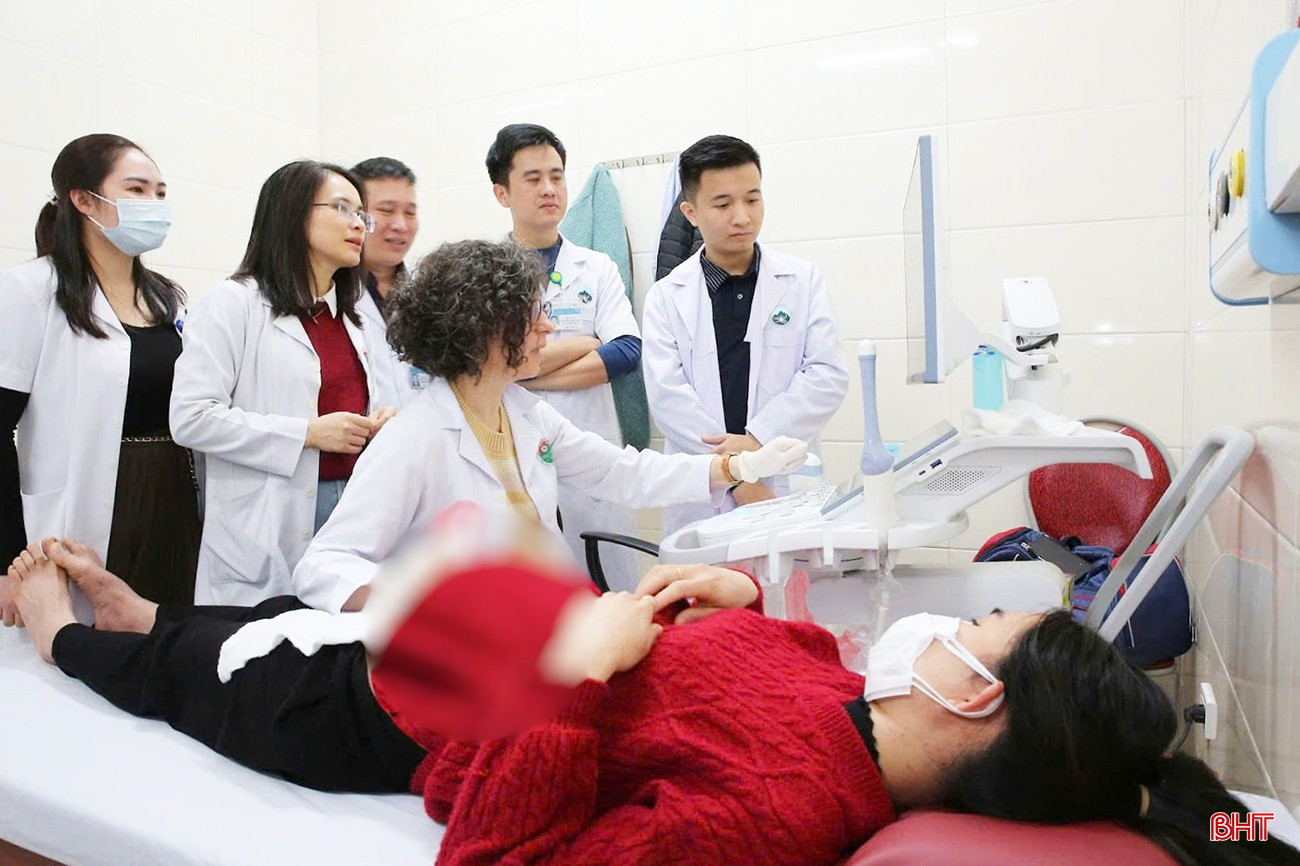 Các bác sỹ BVĐK tỉnh được các chuyên gia Pháp hướng dẫn các kỹ thuật mới trong siêu âm, chẩn đoán hình ảnh. bqbht_br_1mm.jpg