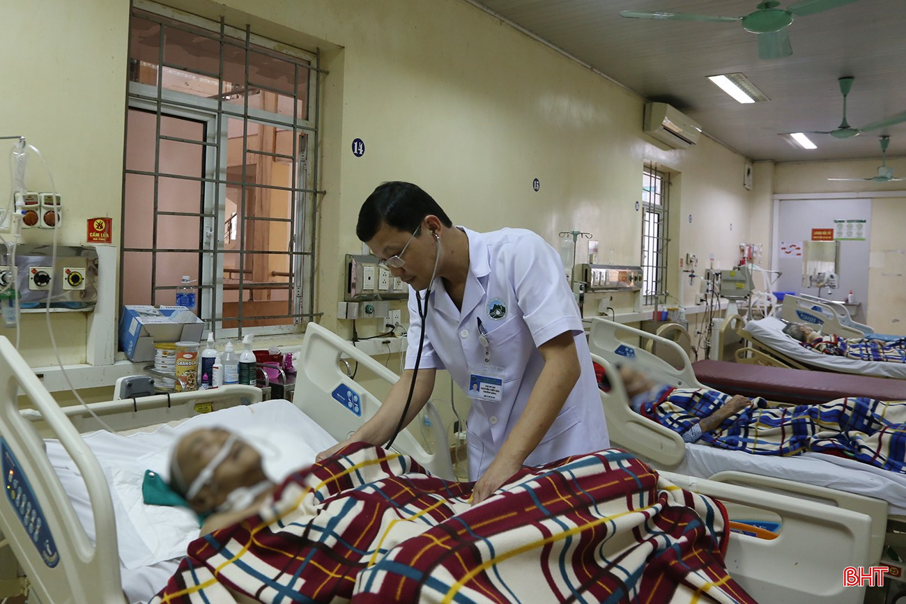 Bác sỹ Nguyễn Viết Hải - Trưởng khoa Hồi sức tích cực (BVĐK Hà Tĩnh) thăm khám bệnh nhân điều trị tại khoa. bqbht_br_2m-1093.jpg