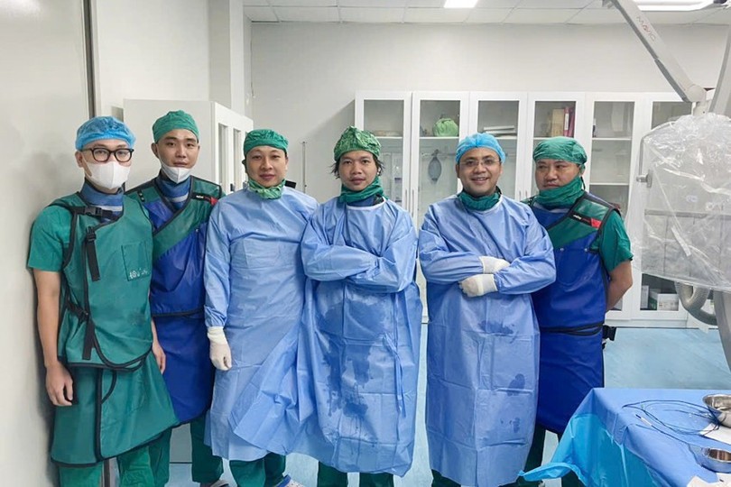 Ê kíp thực hiện thành công việc can thiệp tái thông mạch máu não bằng phương pháp lấy huyết khối cho bệnh nhân H.V.C. bqbht_br_z6883492064653-55b5dfb2d12b52c04c162e84baeade30a.jpg
