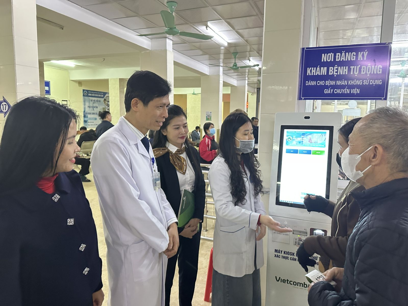 Máy kiosk lấy số hỗ trợ bệnh nhân trong việc đăng ký khám, chữa bệnh. bqbht_br_z6348086639606-0329b75d88e7b16e00f9fed4b72accee.jpg