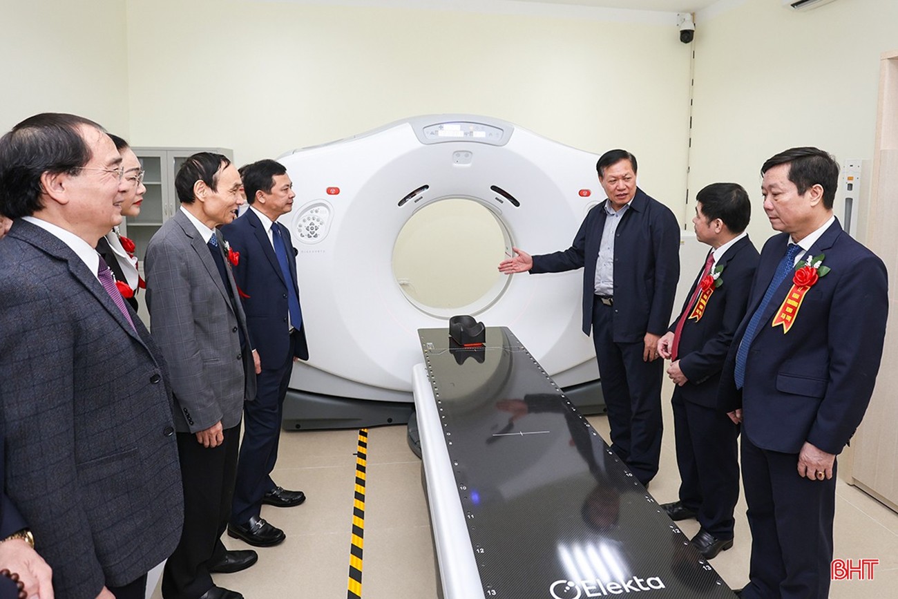 Lãnh đạo Bộ Y tế và tỉnh tham quan Khu Xạ trị kỹ thuật cao tại lễ khai trương ngày 27/12/2024. aimg-2949.jpg
