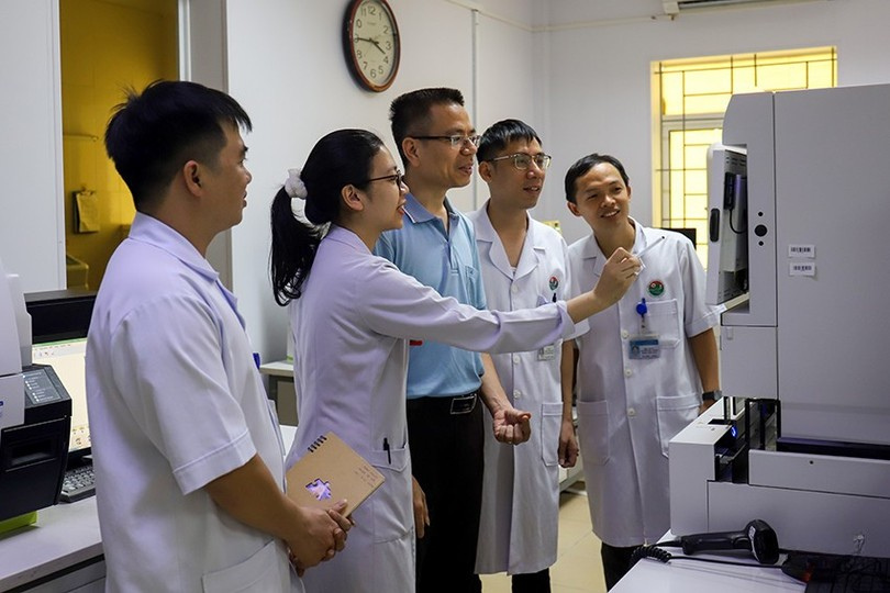 Các các bác sĩ, cử nhân Khoa Huyết học - Truyền máu Hà Tĩnh trong một buổi học với chuyên gia đến từ Bệnh viện Huyết học - Truyền máu TƯ về xây dựng hệ thống quản lý chất lượng phòng xét nghiệm. bqbht_br_img-9995-5190.jpg