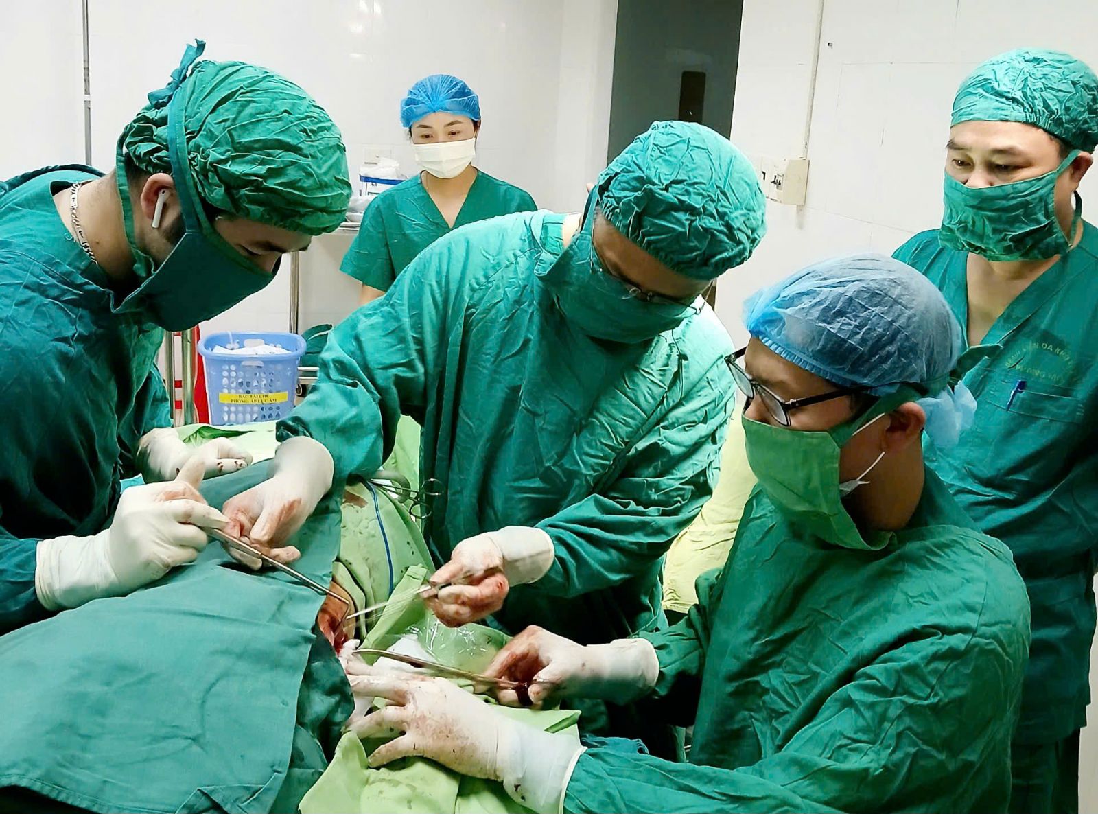 Các bác sỹ Khoa Ngoại tổng hợp và Khoa Chấn thương tiến hành phẫu thuật cho bệnh. bqbht_br_anh-1.jpg