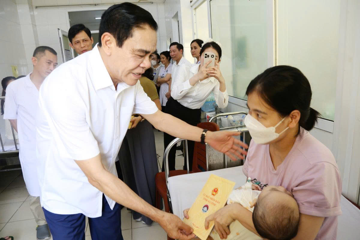 Lãnh đạo tỉnh tặng quà cho các bệnh nhân nhi. bqbht_br_1a.jpg
