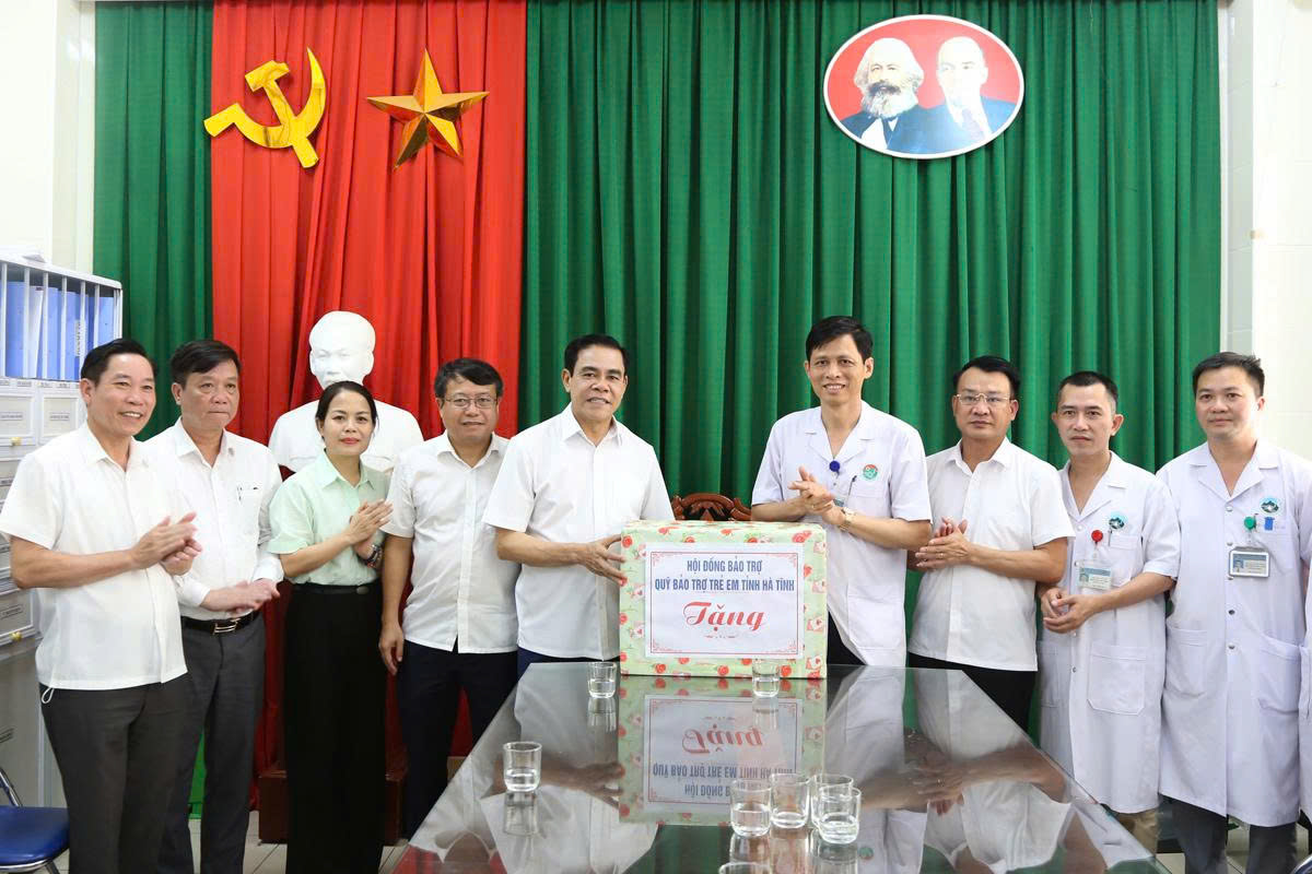 Lãnh đạo tỉnh và các ngành tặng quà động viên các y, bác sỹ BVĐK tỉnh. bqbht_br_7a.jpg