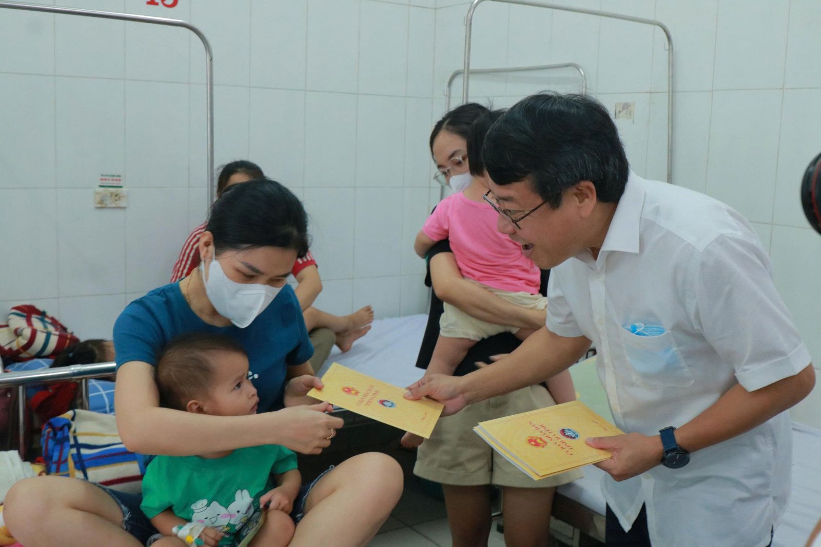 Phó Chủ tịch UBND tỉnh Dương Tất Thắng tặng quà cho bệnh nhi. bqbht_br_5a.jpg
