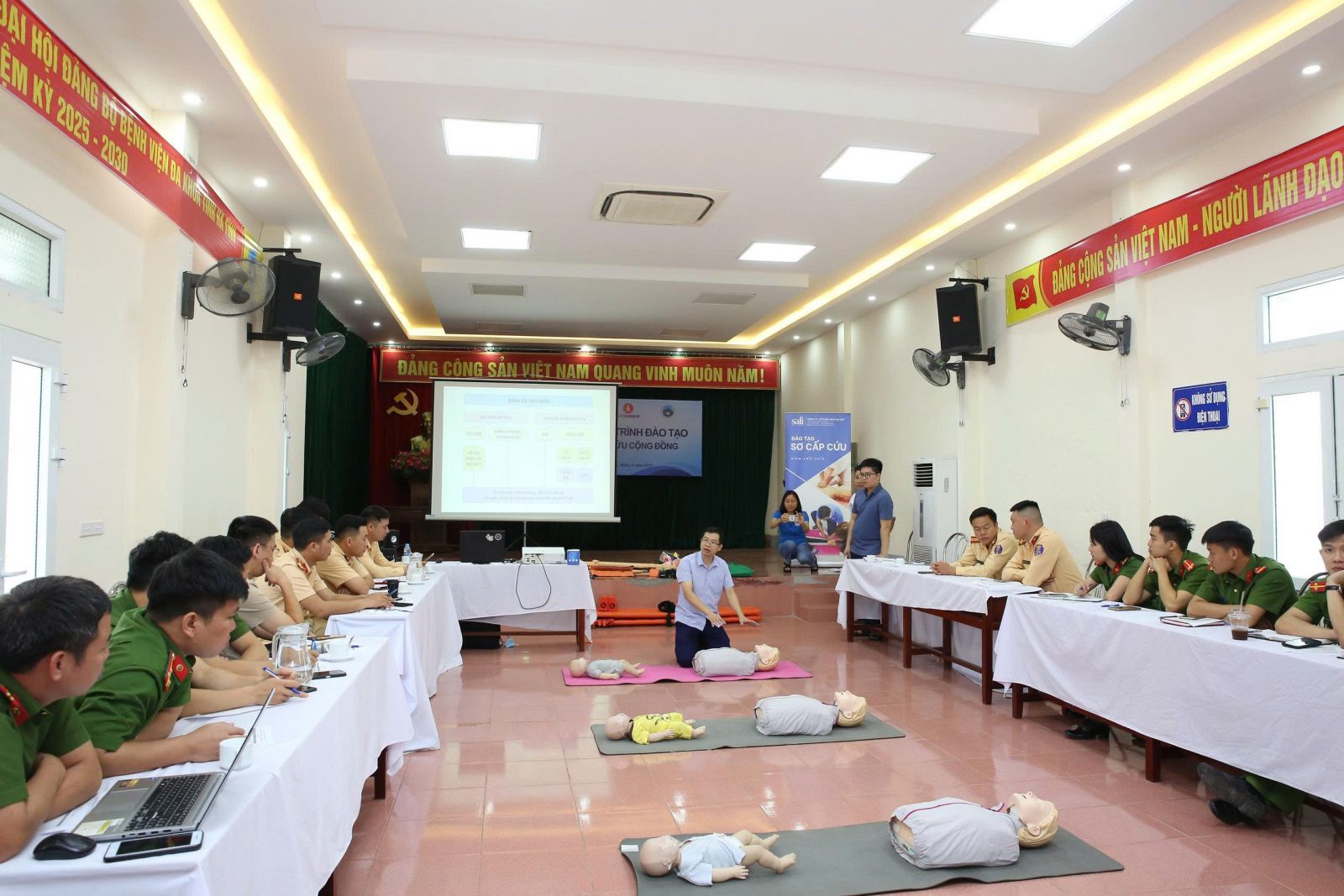 Bác sỹ Trần Tiền - Phó Trưởng khoa Cấp cứu – Chống độc BVĐK tỉnh hướng dẫn một số thao tác cơ bản trong sơ cấp cứu cho nạn nhân bị tại nạn. bqbht_br_anh-1.jpg