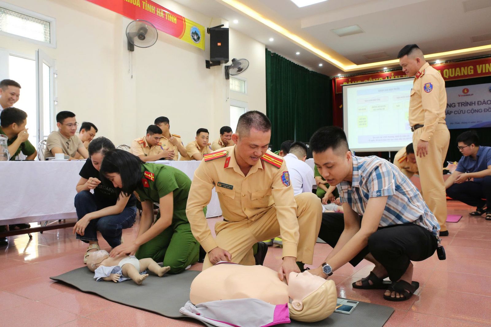 Các giảng viên đến từ BVĐK tỉnh trực tiếp hướng dẫn một số kỹ năng sơ cấp cấp cứu cộng đồng bqbht_br_anh-2.jpg