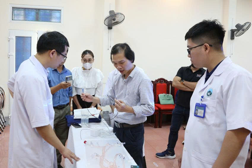 Thực hành can thiệp đột quỵ trên mô hình. bqbht_br_img-3271a.jpg