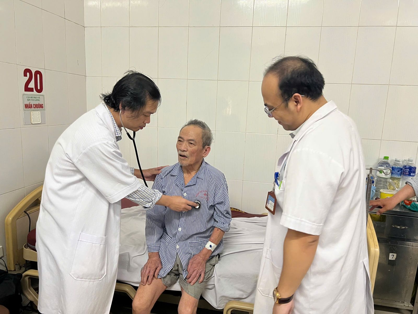Sau khi được can thiệp bằng kỹ thuật lấy huyết khối với dụng cụ cơ học (ngày 5/8), đến nay, bệnh nhân L.V.C (77 tuổi ở xã Đồng Lộc) phục hồi nhanh, có thể vận động, nói chuyện và ăn uống bình thường. bqbht_br_3.jpg
